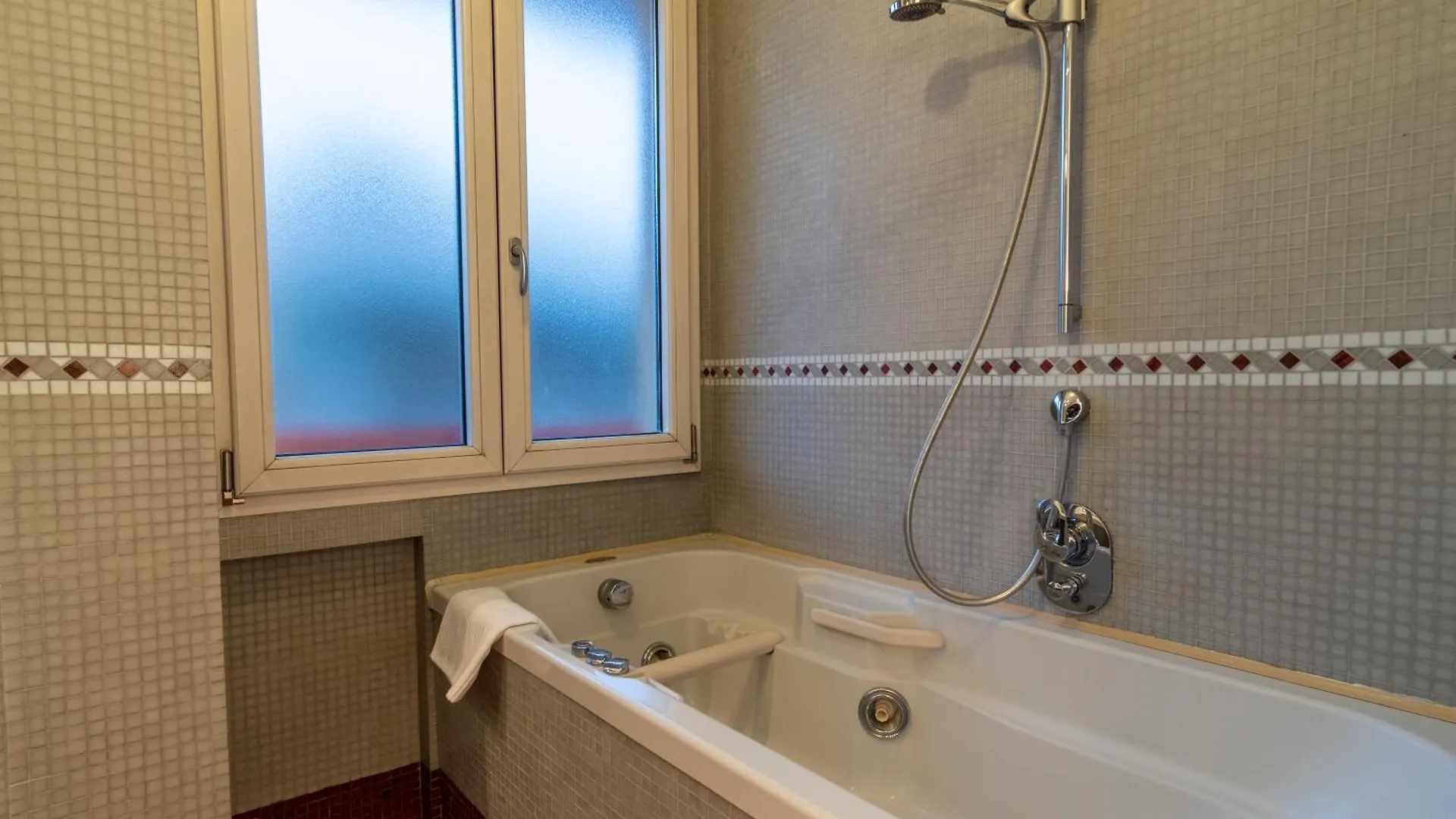 Attic With Terrace And Jacuzzi - Luxury Apartment Rome Italy